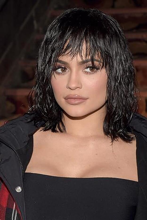 Kylie Jenner con long bob y flequillo largo. ¿Será una peluca?