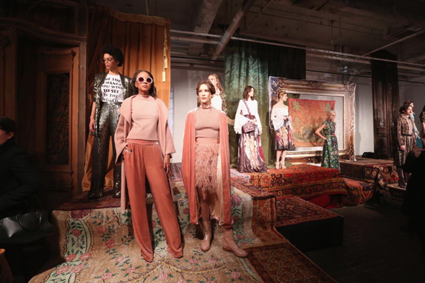 Alice+Olivia apuestan por un otoño invierno romántico, con los tonos maquillaje como protagonistas.