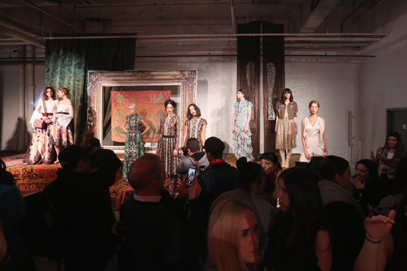 La puesta en escena de la presentación de la colección llamó la atención, pues la firma no apostó por el clásico desfile.