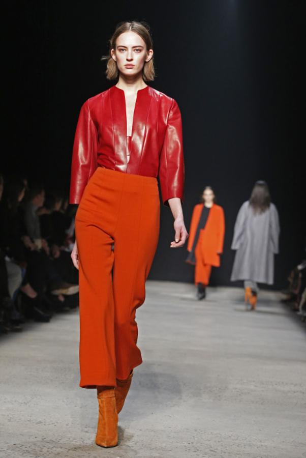 Líneas sencillas y explosión de color en la colección de Narciso Rodríguez