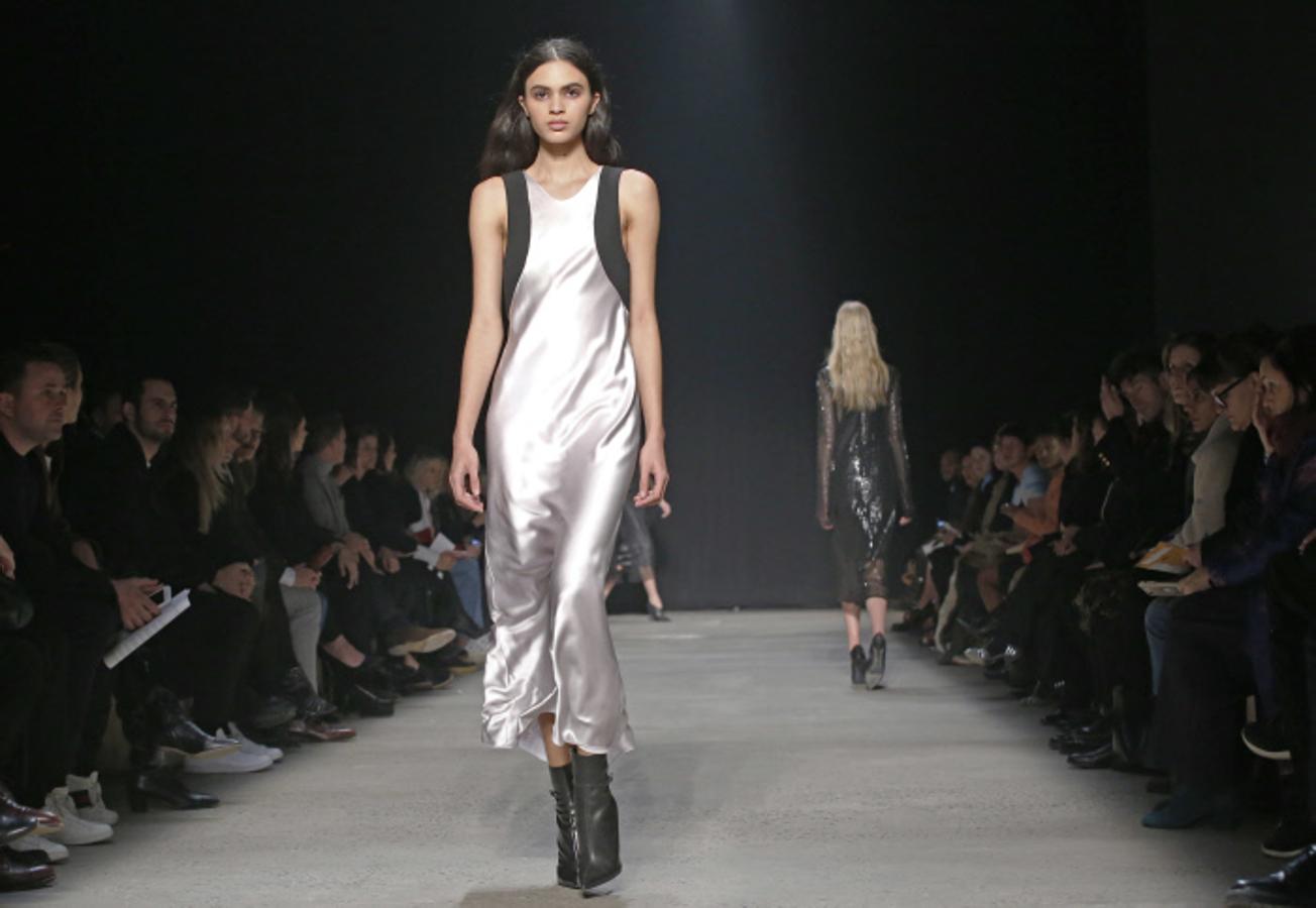El 'slip dress' seguirá dando de qué hablar el próximo invierno.