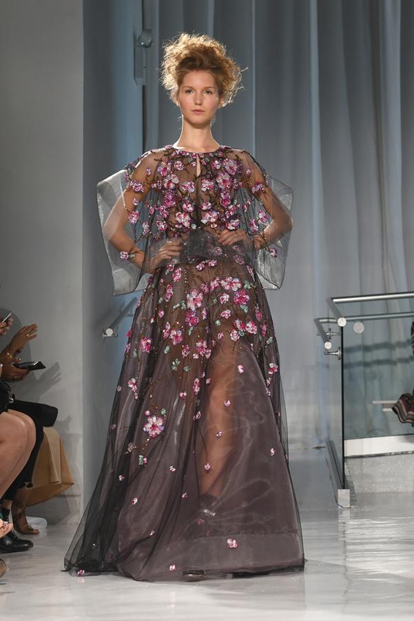 La delicadeza más sensual se envuelve en transparencias y flores.