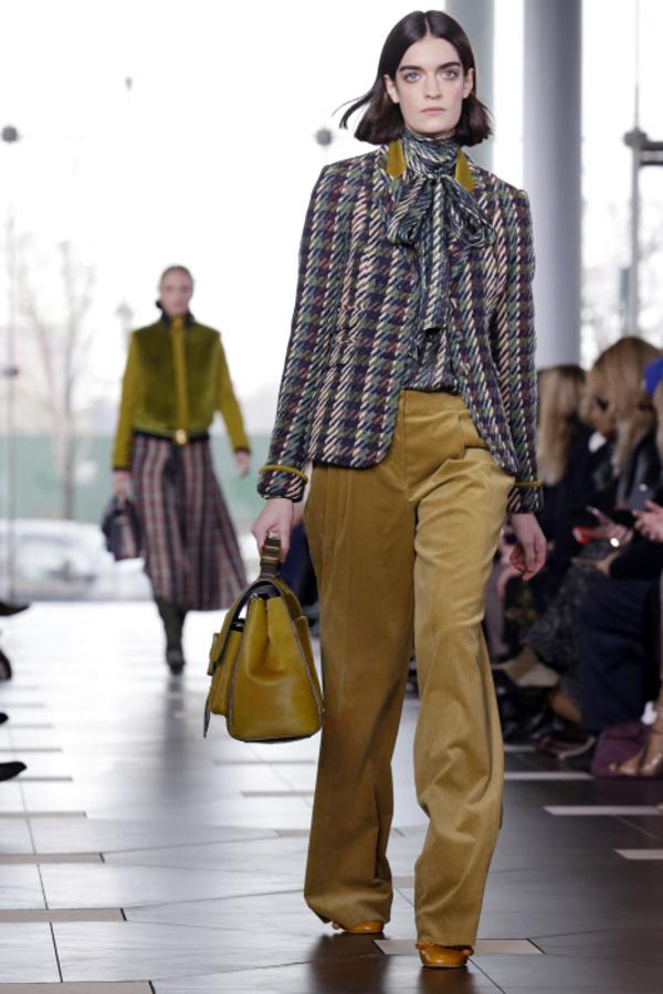 De nuevo, la estética setentera se dibuja en las siluetas y materiales como el terciopelo.