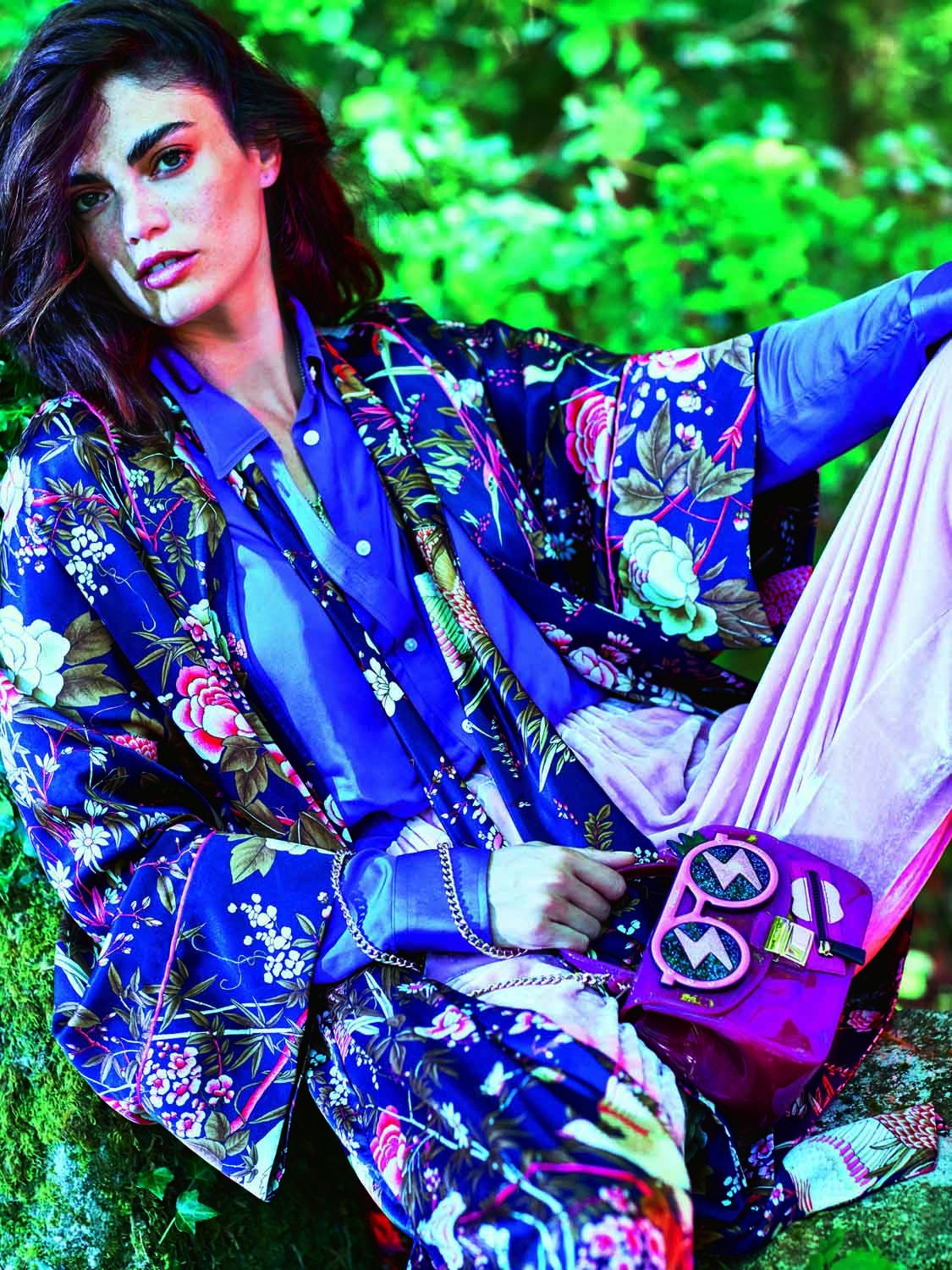 Kimono de flores y pantalón de terciopelo, de Jorge Vázquez. La blusa es de Ralph Lauren y el bolso, de Furla. Majorica firma el colgante.