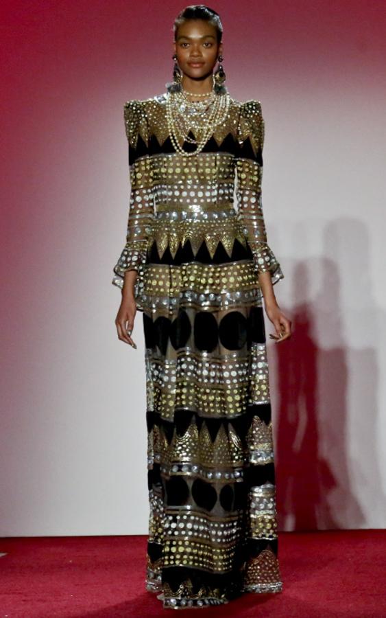 Los diseños joya de Naeem Khan se adueñaron de la pasarela.