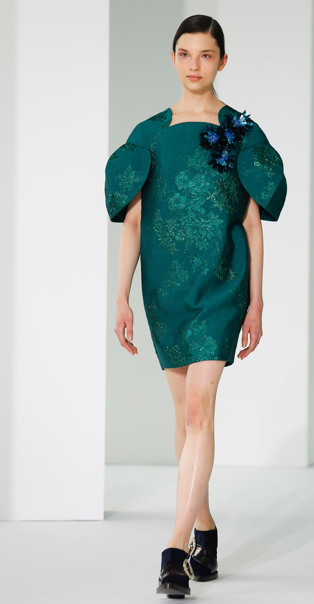 Minivestido estructurado en verde musgo con bordado joya.