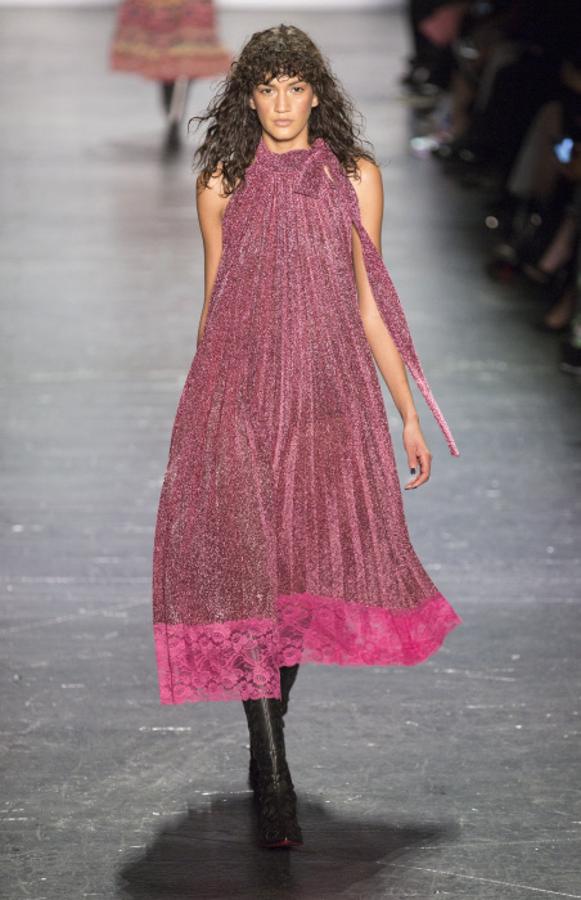 Vivienne Tam remata los looks con encaje para darle un toque lencero a los vestidos de noche.