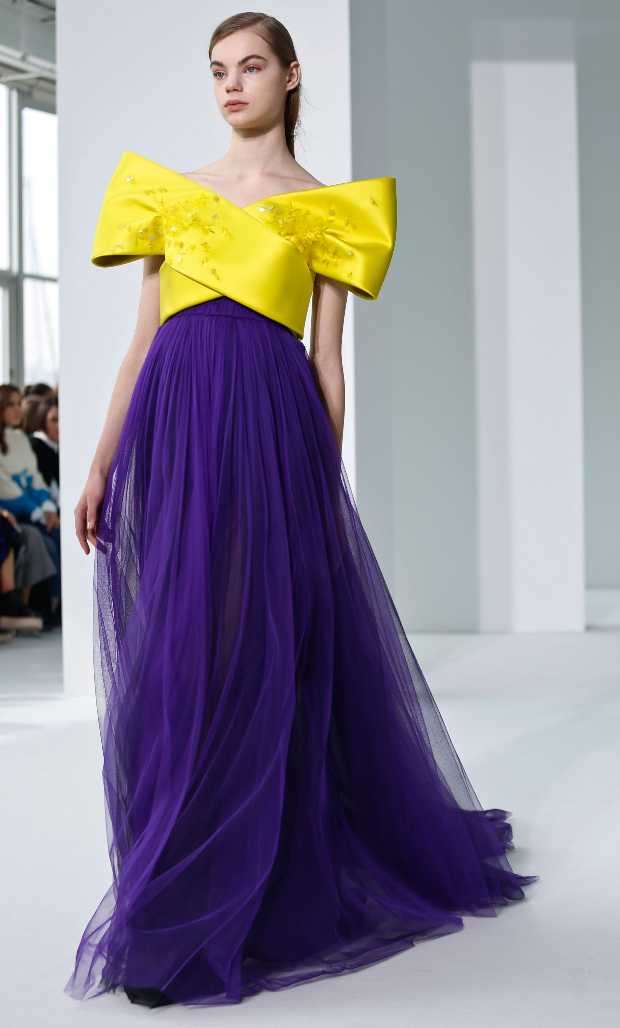 Para la noche, Josep Font apuesta por el 'block color' con este conjunto de top amarillo en forma de lazo y falda de tul púrpura.