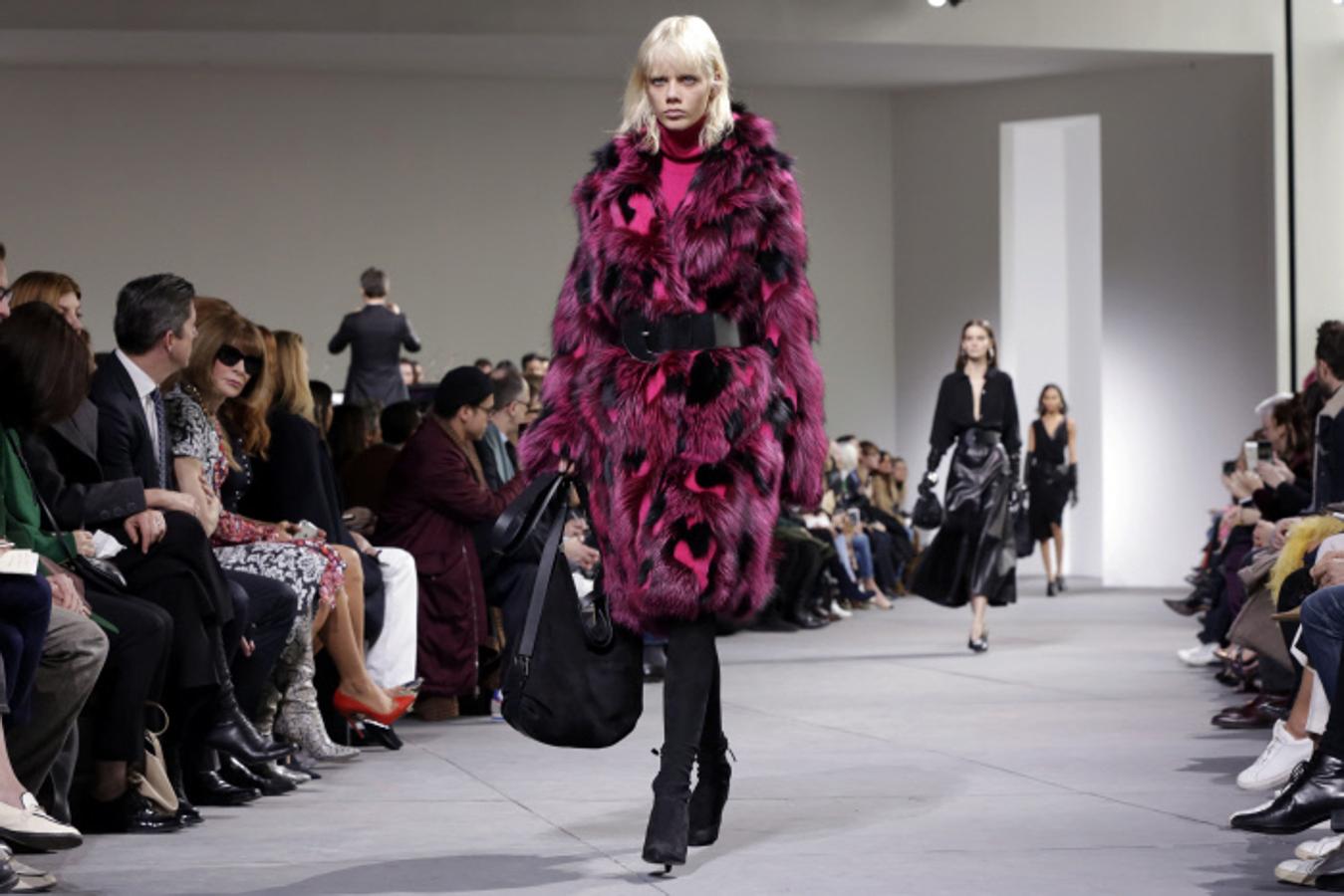 Los abrigos de pieles se tiñen de colores potentes para marcar la diferencia.