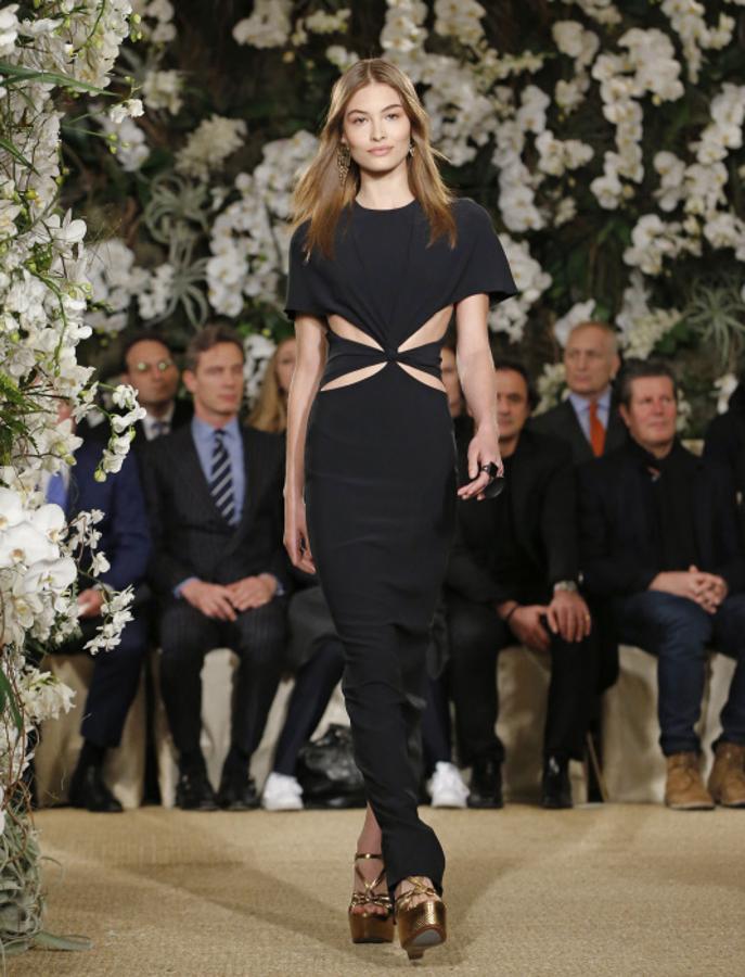 Para la noche, la firma fetiche de Melania Trump, propone vestidos largos cut out que combina con plataformas con las que ganar centrímetros de altura sin perder la elegancia