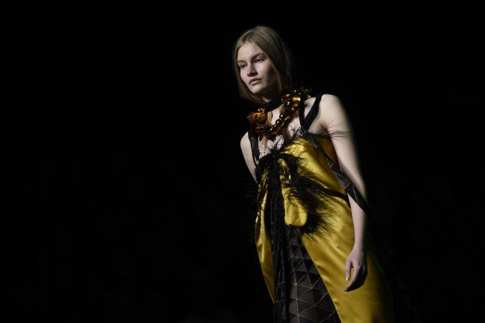 La sofisticación alcanza su cota máxima en propuestas como este vestido, con plumas, transparencias y un llamativo tono dorado.