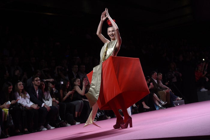 Proponemos este vestido-regalo para tu look del próximo San Valentín. ¡Menuda sorpresa se puede llevar tu chico!