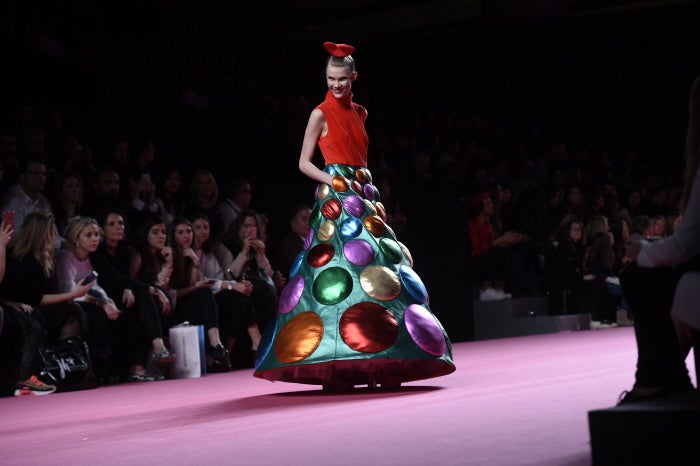 Como siempre, Agatha Ruiz de la Prada juega con los materiales, los contrastes de texturas y colores y los volúmenes maxi.