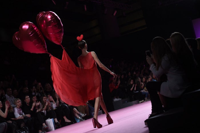 La diseñadora ha llenado de amor la pasarela en el que ya es, como marca la tradición, el desfile más divertido y lleno de color de la MBFWM.