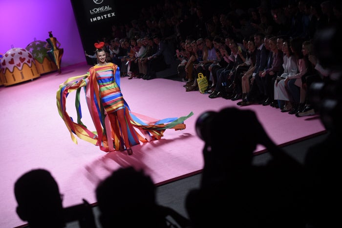 Agatha Ruiz de la Prada nos propone un otoño invierno en el que el color vuelve a ser el protagonista.