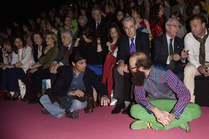 Tal fue el llenazo en el desfile, que Fran Rivera y Tristán Ramírez tuvieron que sentarse en el suelo.