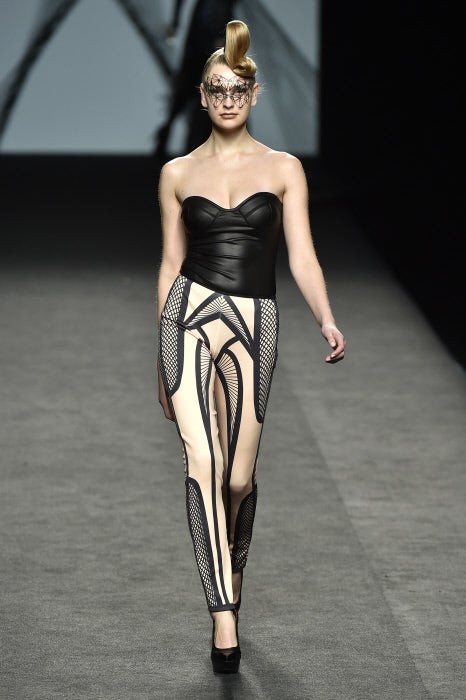 Seductor conjunto de corsé en piel y pitillos bicolores.