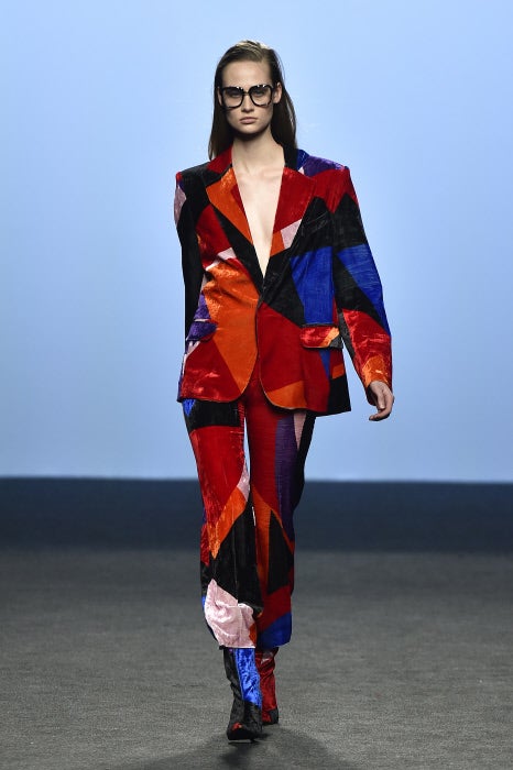 El traje masculino se reinventa y se colará con fuerza, y mucho color, en nuestro armario el próximo otoño-invierno.