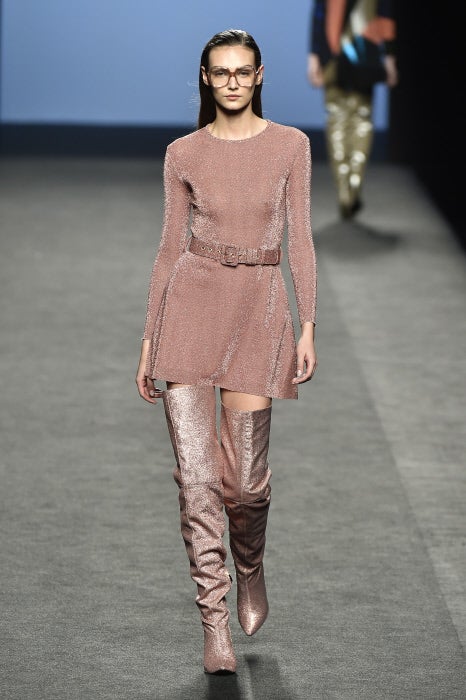 Total look en rosa empolvado brillante, sin duda, uno de los colores del año.