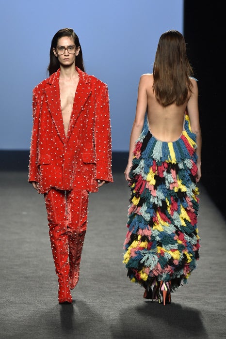 El color se ha adueñado de la pasarela durante el desfile de María Escoté