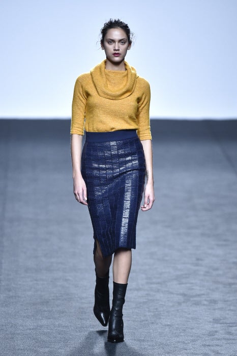 Este conjunto de jersey de cuello vuelto mostaza con falda lápiz en piel azul es una de nuestras propuestas favoritas de la colección.