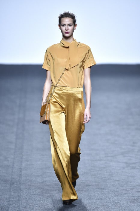 El amarillo, en su tono más dorado, se antoja como uno de los colores que mandará el próximo otoño-invierno.