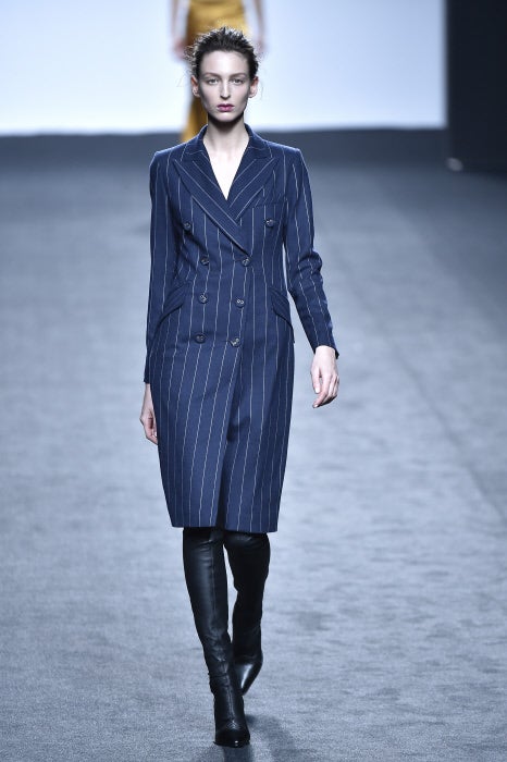 Elegante abrigo vestido con estampado de raya diplomática.