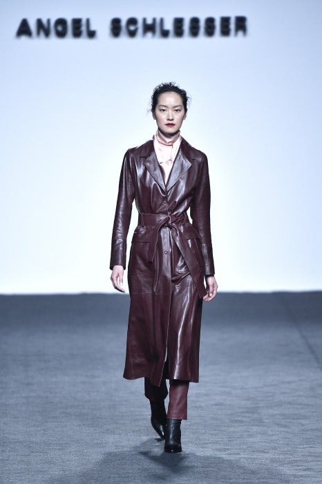 La gabardina de cuero, un clásico que se reinventa una temporada más.