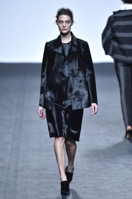 Marina Pérez, con un traje muy sobrio en pelo de potro negro.