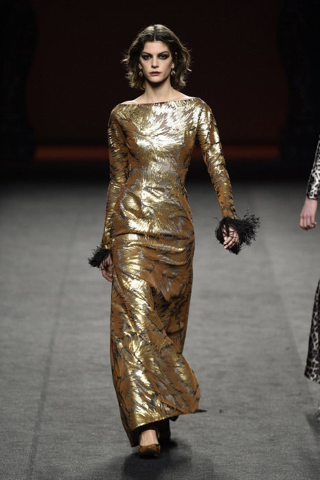 Los destellos dorados y las plumas invitan a soñar con el glamour.