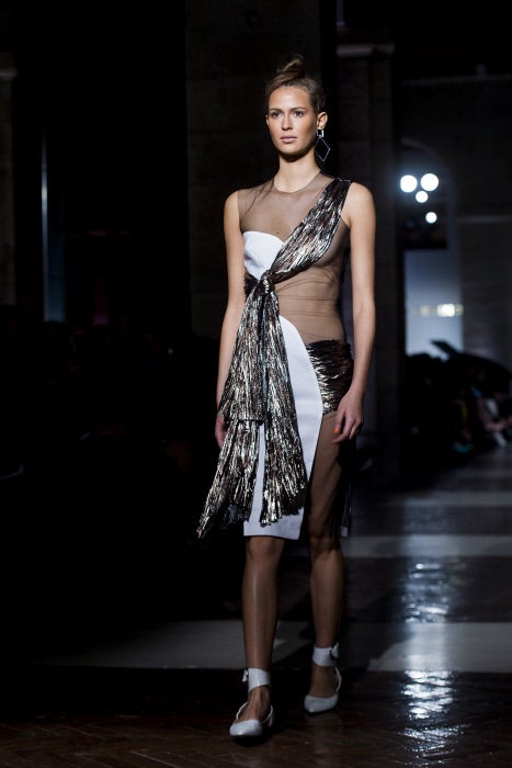 La salida más atrevida del desfile combinó transparencias con detalles metalizados y asimetrías.