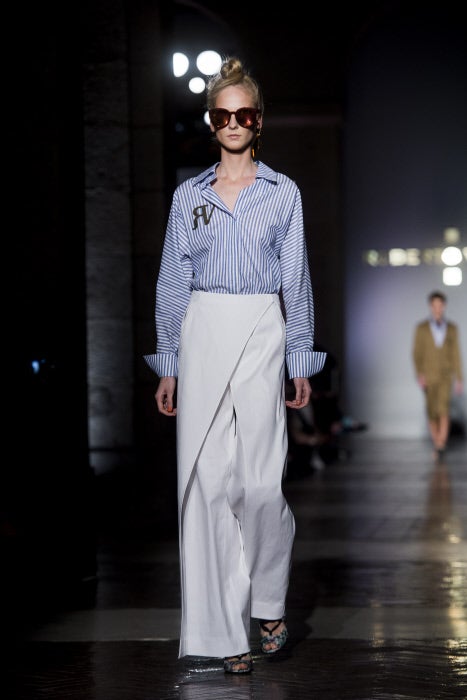 También está en su versión clásica, combinada con pantalón blanco palazzo tipo pareo.