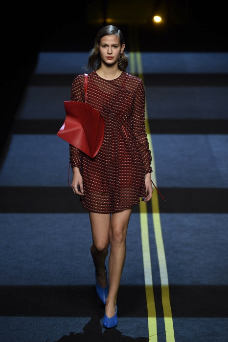 El rojo de la colección de Moisés Nieto toma su color del brillo de un Hollywood decadente.