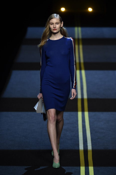 No faltan las intesas ráfagas en azul, otro de los colores protagonistas de la colección.