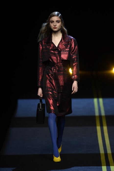 Según el diseñador, es "una colección deshilvanada que compone una auténtica ceremonia de la confusión".