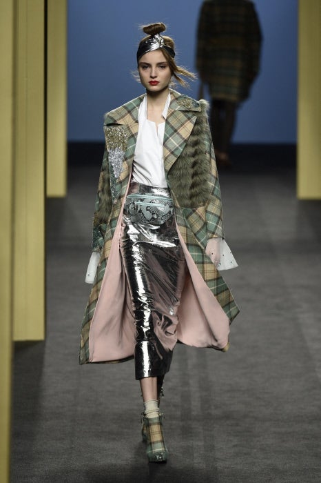 Un look que demuestra que la sofisticación retro siempre está de moda.