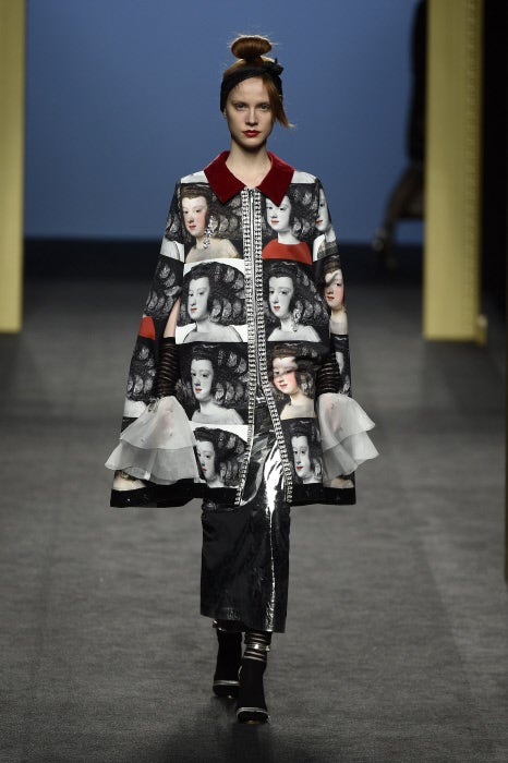 La inspiración de Velázquez se hace evidente en los bordados y teñidos de looks como este.