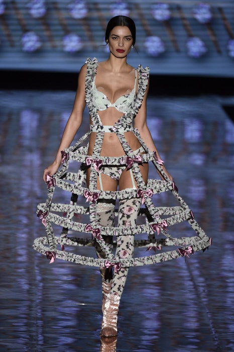 En la revolución francesa también hubo tiempo para la sensualidad más divertida.