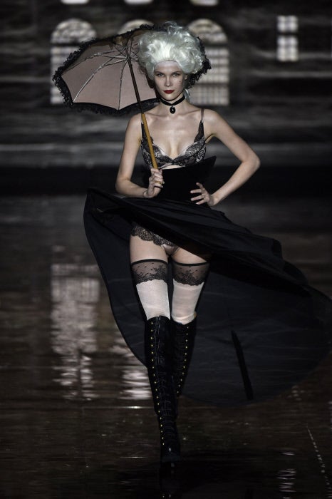 "El volumen toma la pasarela, el terciopelo y el latón contrastan con el tul y el encaje dando contraste y profundidad".