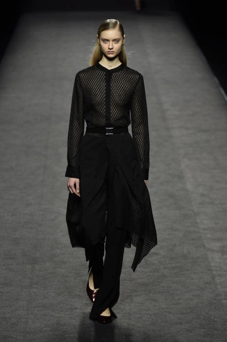 El 'total black' aporta rotundidad a looks sobrios, pero muy sofisticados.