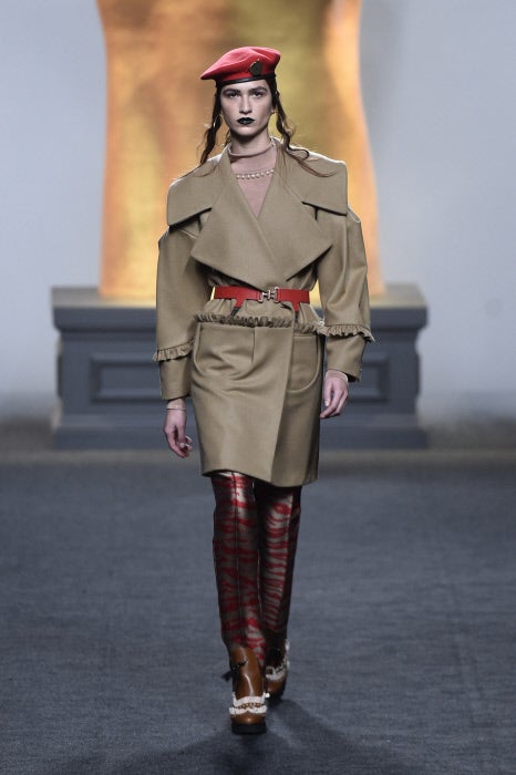 Ana Locking parece invitarnos a luchar por nuestros sueños, y lo hace con prendas contundentes de inspiración militar.