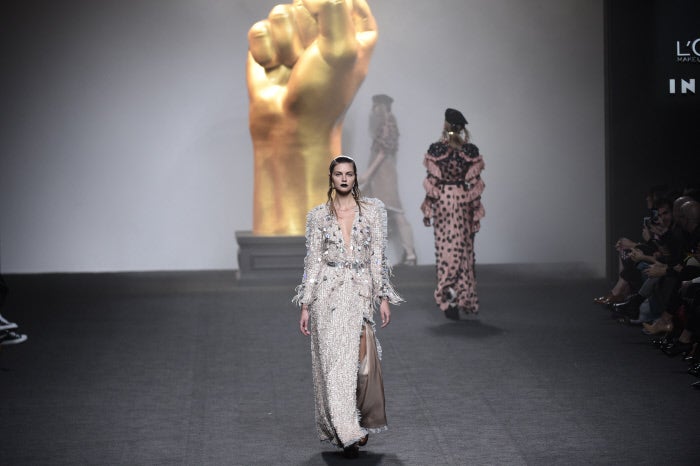 Entre batalla y batalla, destellos de glamour envuelto en plumas y bordados joya.