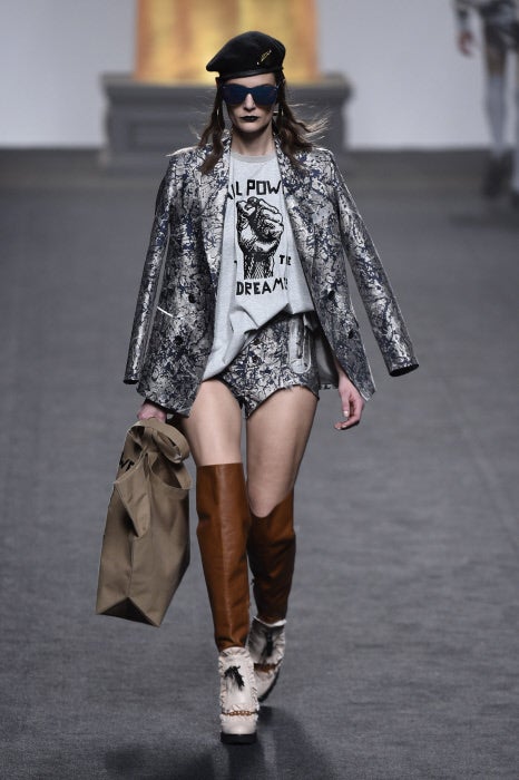 El traje sastre en versión 'short' cada vez cobra más protagonismo en las pasarelas. Y los detalles, una vez más, marcan la diferencia.