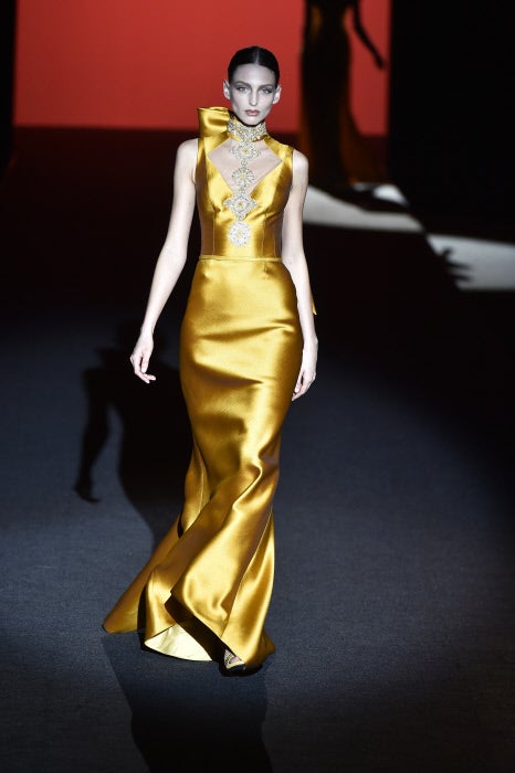 Los detalles joyas y la delicada artesanía de los diseños acercan a Hannibal Laguna a la costura más cuidada y exclusiva.