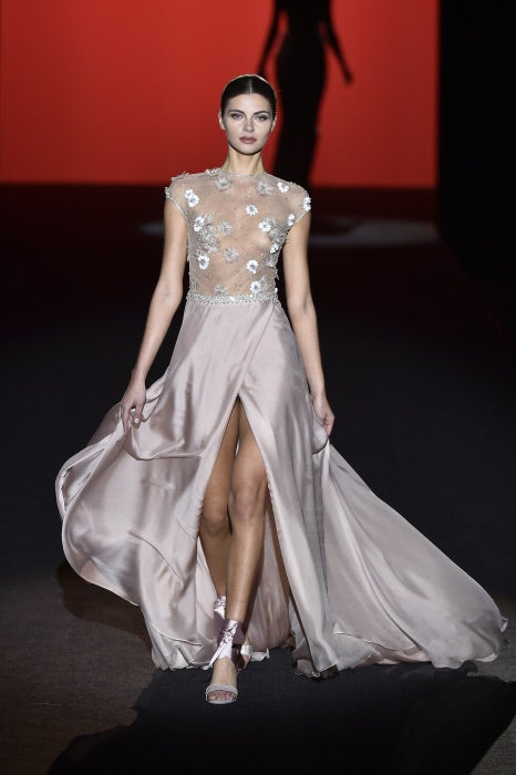 Los diseños de Hannibal Laguna siguen mostrando el patronaje perfecto del que siempre hace gala el modisto.