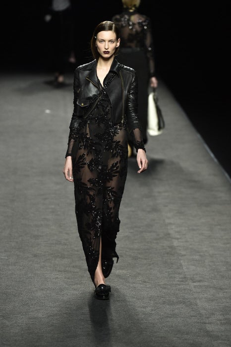 En la primera parte del desfile, el negro ha sido el protagonista, con vestidos joya tan sugerentes como este.