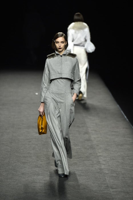 Impresionante trabajo de patronaje y costura en un look que ya queremos incorporar a nuestro armario.