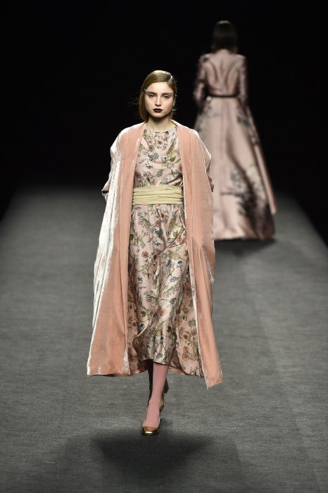 Menchén Tomàs toma el rosa como alegoría de un nuevo amanecer, y sus diseños pintados en este color están llenos de vida.