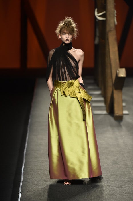 Tops de transparencias y faldas doradas, la combinación perfecta para la noche.