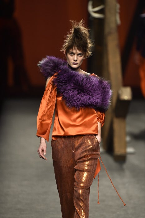 Rompe los looks en bloque con estolas de pelo en colores vibrantes como el morado.